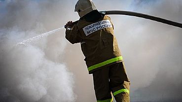 Загоревшийся трактор в Бийске тушили семеро пожарных