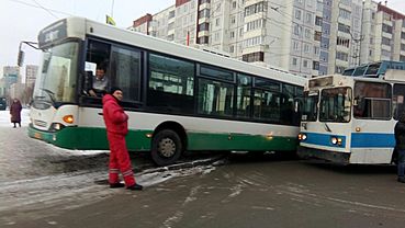 Троллейбус въехал в пассажирский автобус в Барнауле