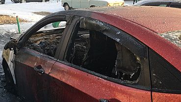 Дотла: опубликованы фото сгоревшей машины на улице Взлетной в Барнауле