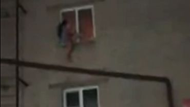 Опубликовано видео с рубцовчанкой, выбросившей двухлетнюю дочь в окно