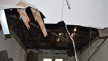 Пенсионер погиб в Бийске из-за обрушения потолка в частном доме