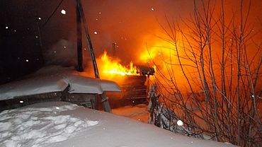 Загоревшийся жилой дом в Рубцовске тушили 16 человек