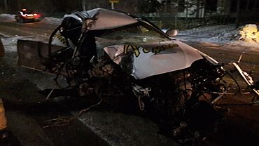 Водитель такси погиб в Рубцовске после столкновения с деревом