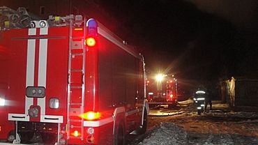 Загоревшийся дом в Бийске тушили 17 пожарных