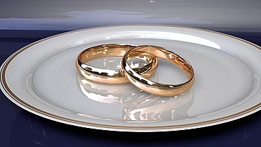 Новосибирского депутата будут судить за попытку отобрать кольцо у жены