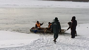 СМИ: мужчина с 10-летней дочкой провалились под лед недалеко от Бийска