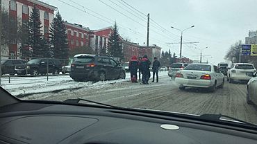 Кроссовер вынесло на трамвайные пути в центре Барнаула в результате ДТП