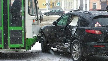 Пассажирский автобус протаранил Infiniti на площади Октября в Барнауле