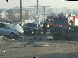 Жуткая авария: в Барнауле две легковушки столкнулись лоб в лоб 