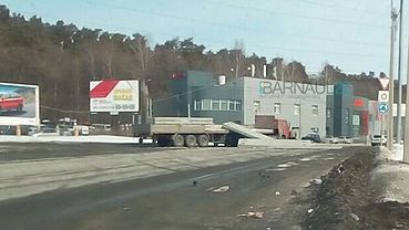 Очевидцы: бетонные плиты слетели с грузовика во время движения в Барнауле