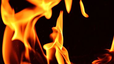 Семь пожарных тушили горящий дом в Камне-на-Оби