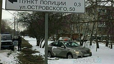 Водитель такси, которому стало плохо за рулем в Барнауле, скончался