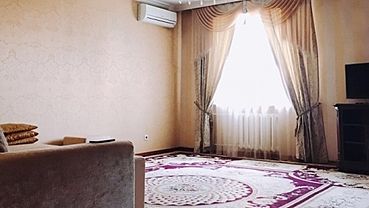 Двухуровневую квартиру с элементами из дуба и мрамора продают в Барнауле