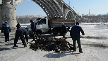 Спасатели высыпали на лед в Бийске 20 тонн шлака для борьбы с паводком