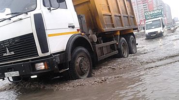 Барнаул под водой: дожди в марте спровоцировали затопление дорог города