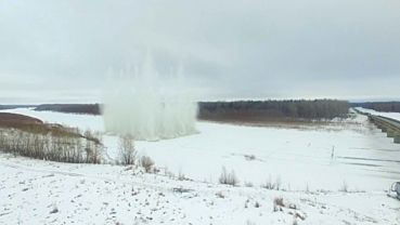 Лед на реке Чумыш рядом с мостом в Алтайском крае взорвали тротилом 