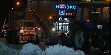 Мартовский снегопад заставил дорожные службы Барнаула работать и ночью