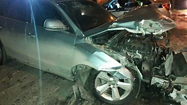 Автомобиль Audi Q5 снес дорожное ограждение и столб в Барнауле