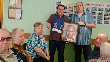 Слепым россиянам из Химок дали возможность потрогать Путина