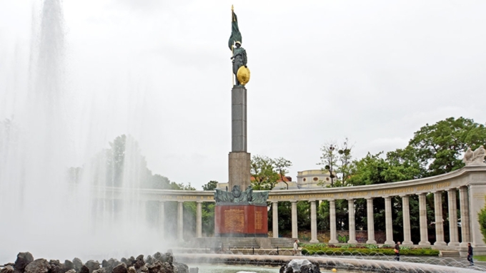 Россияне помешали вандалам осквернить памятник воинам-освободителям в Вене
