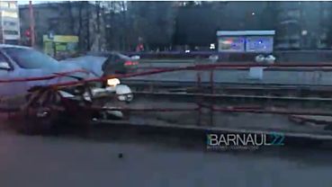 Автомобиль въехал в ограждение на трамвайной остановке в Барнауле