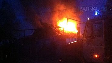 Частный дом сгорел в Барнауле: люди успели выйти 