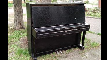В Бийске ненужное фортепиано выкинули на улицу