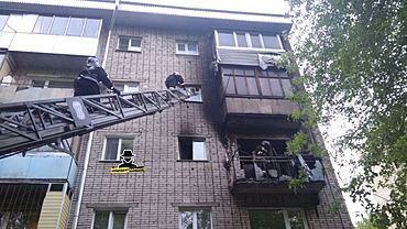 Пожар в многоквартирном доме в Барнауле тушили 30 человек