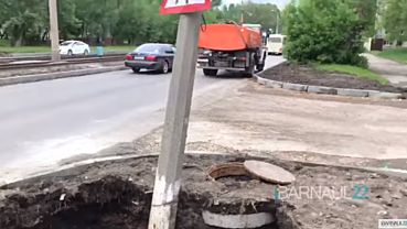 Земля вместе с опорой ЛЭП провалилась в канализацию в Барнауле