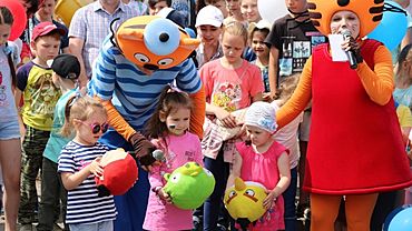 Барнаульские депутаты и молодогвардейцы провели детский праздник 12 июня