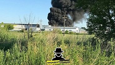 Емкости из-под горючего взорвались и загорелись на заводе в Алейске