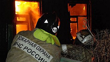 Ночной пожар в жилом доме тушили шесть человек в Рубцовске