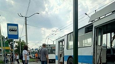 Очевидцы: движение трамваев остановилось из-за обрыва проводов в Барнауле