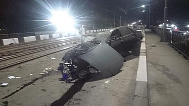 Водитель в Бийске разбил машину и пел после ДТП песню 