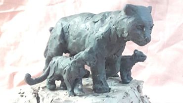 Статую погибшим самке снежного барса и ее котятам установят в Горном Алтае 