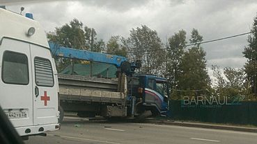 Оба передних колеса оторвались у самогруза в Барнауле