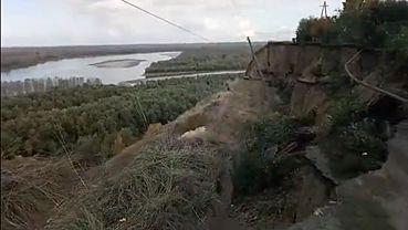 Берег Оби обвалился вместе с участком дороги и дачей в Барнауле
