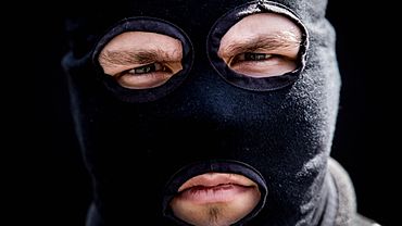 Грабители в масках пытали утюгом воронежского депутата