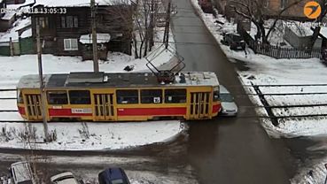 Трамвай протащил машину по рельсам на 