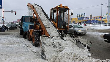 Более 2000 кубометров снега вывезли из Барнаула в ночь на 3 декабря