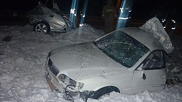 Автомобиль разорвало пополам после столкновения со столбом в Бийске 