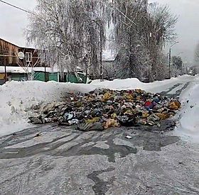 В одном из районов Барнаула образовалась огромная куча мусора