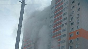 Жилой дом в Барнауле заволокло паром из-за коммунальной аварии