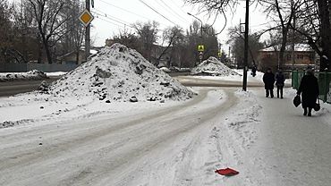 Рубцовчане возмущены горами снега вдоль городских улиц