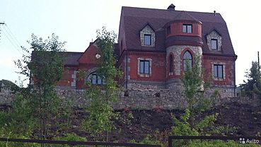 Усадьбу-замок с этажом из гранита продают в алтайском городе-курорте за 17 млн