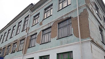 В школе Рубцовска рассказали, как ограждают детей от обрушения фасада