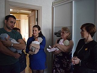 С рождением тройни семью из Горно-Алтайска поздравил мэр