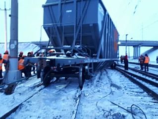 Четыре вагона поезда сошли с рельсов в Новосибирской области