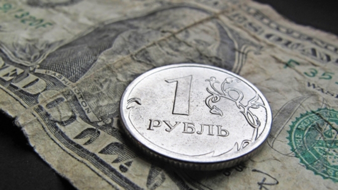 Рубль резко упал из-за дешевеющей нефти
