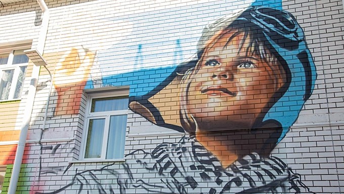 Гнездо стрижей. Барнаульский детсад украсили граффити в честь знаменитой пилотажной группы